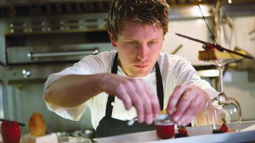 Chef che prepara cibo 