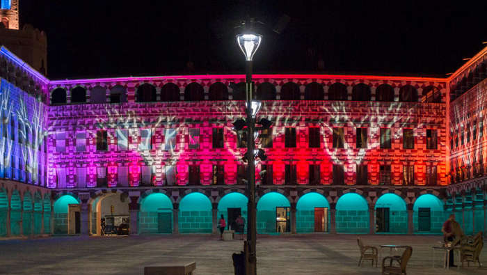 L'illuminazione dinamica all'avanguardia fa risaltare un edificio a Badajoz, Spagna 