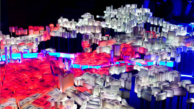 una scultura di luce illustra l'evoluzione di Bilbao