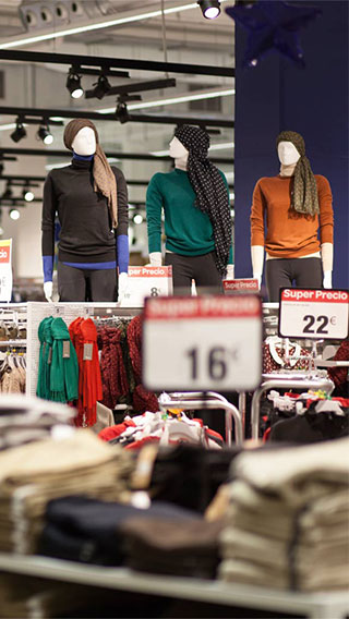 La giusta illuminazione per la moda presso Carrefour Santiago attira i clienti