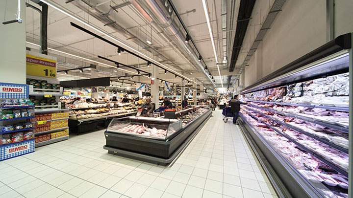 I clienti si basano sull'aspetto visivo di carne e pesce per stabilirne la freschezza presso Carrefour Santiago