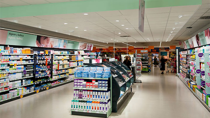 Buona illuminazione delle corsie che guida i clienti nel punto vendita presso il supermercato Consum di Valencia