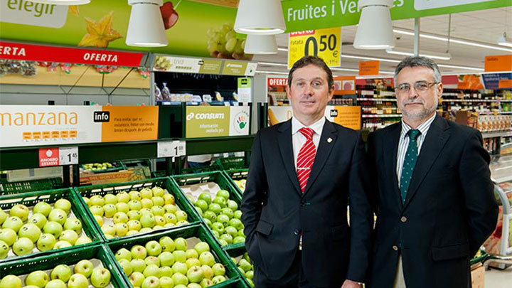 D. Emilio Bermell, Works Division Manager, Reparto Sviluppo, in posa davanti al banco della frutta presso il supermercato Consum di Valencia