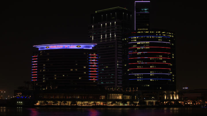 I tubi a LED I‐Color Accent di Philips Lighting migliorano l'aspetto di due hotel a Dubai creando una facciata accattivante