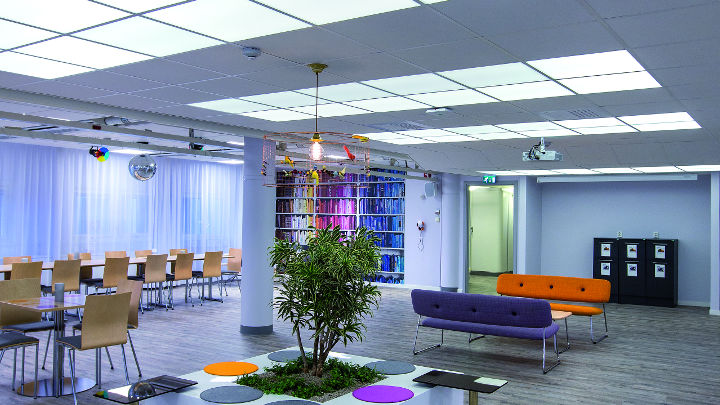 Atmosfera migliorata nell'area riunioni dell'ufficio di E.ON, in Svezia, illuminata con la soluzione Soundlight Comfort di Philips