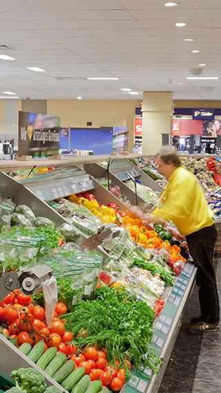 Il reparto della verdura presso Edeka Glückstadt illuminato con soluzioni per cibi freschi di Philips Lighting