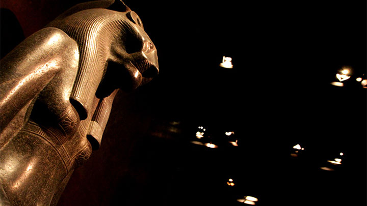 Una statua nel Museo Egizio, in Italia, illuminata con gli spot LED a risparmio energetico di Philips Lighting