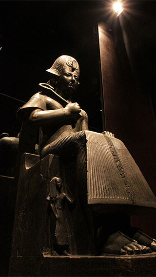 Una statua seduta su un trono nel Museo Egizio, in Italia, illuminata con la più recente tecnologia LED di Philips Lighting