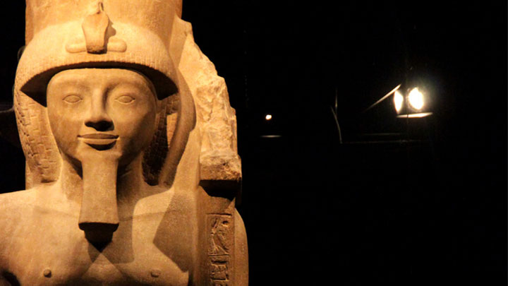Illuminazione di una statua nel Museo Egizio, in Italia, ad opera di Philips Lighting