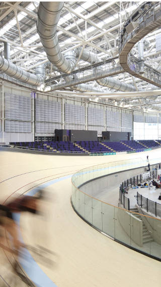 Ciclisti all'Emirates Arena, Regno Unito, velodromo con illuminazione per impianti sportivi di Philips