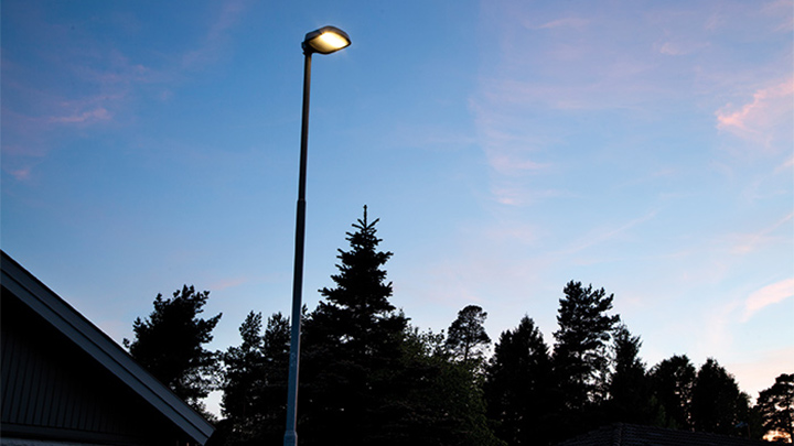 Primo piano di un apparecchio per illuminazione montato su palo a Enköping, in Svezia 