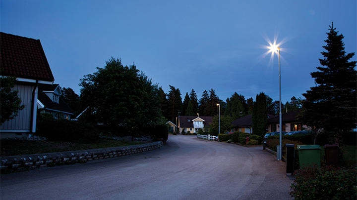 Una strada nella zona residenziale di Enköping, in Svezia, illuminata con le soluzioni urbane di Philips 