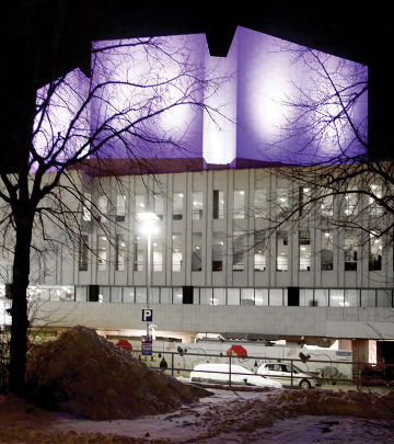 I proiettori ColorReach con luce di colore viola attirano l'attenzione sul bell'edificio chiamato Finlandia Hall