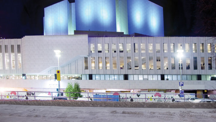 Grazie alle soluzioni di illuminazione architetturale di Philips, è stato possibile installare straordinarie luci a risparmio energetico all'esterno del Finlandia Hall