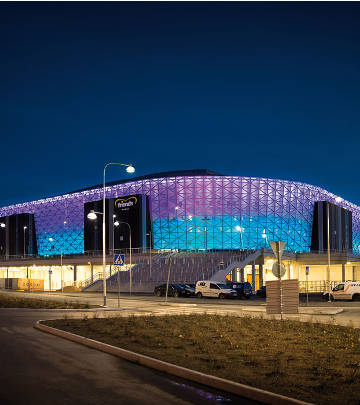 Impressionante facciata a variazione cromatica del Friends Arena, in Svezia, illuminata da Philips