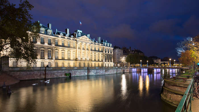 L'illuminazione per esterni di Philips accentua i bei dettagli architettonici di un antico edificio nella Grand Île a Strasburgo