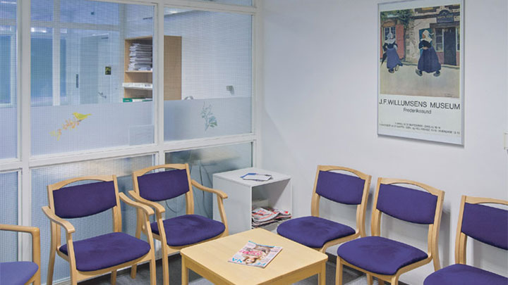  Sala d'attesa dell'Ospedale di Holbaek, in Danimarca, illuminata con le soluzioni a incasso per la sanità di Philips