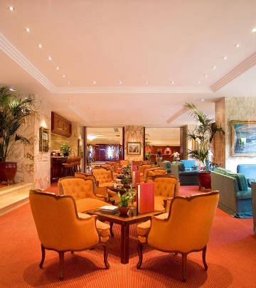 Il bar dell'Hotel Botanico, a Tenerife, è illuminato con le soluzioni spot a LED per hotel, ristoranti e bar di Philips