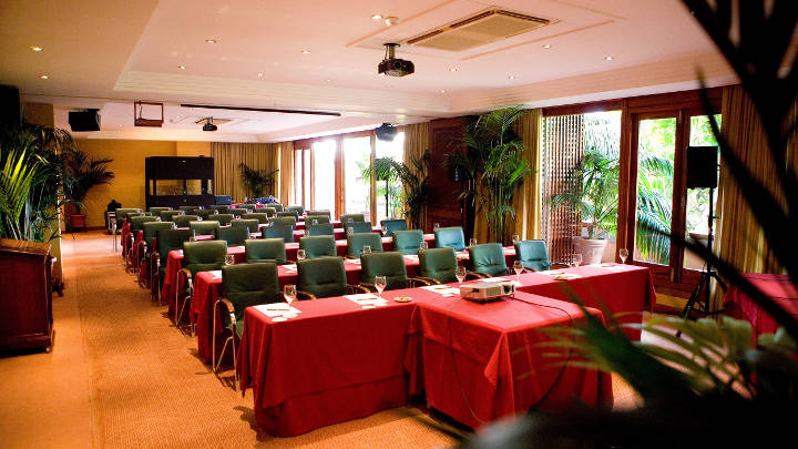 La sala conferenze dell'Hotel Botanico, a Tenerife, è brillantemente illuminata con gli apparecchi spot a LED di Philips