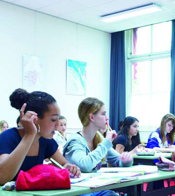 Gli studenti interagiscono in modo positivo con la configurazione Energia di Philips SchoolVision presso il College Jan van Brabant, Paesi Bassi