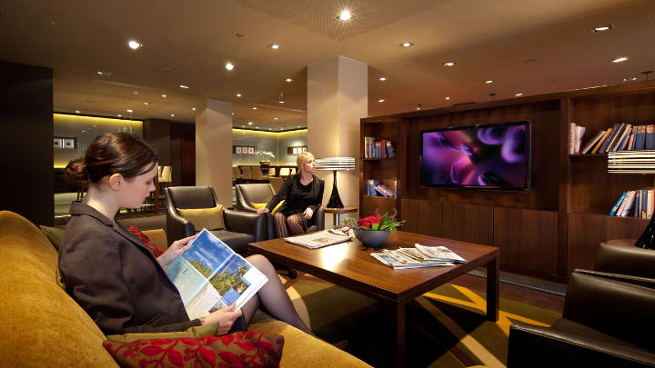 L'atrio del Marriott Hotel Francoforte illuminato con gli apparecchi Philips LuxSpace e Spot LED 3.