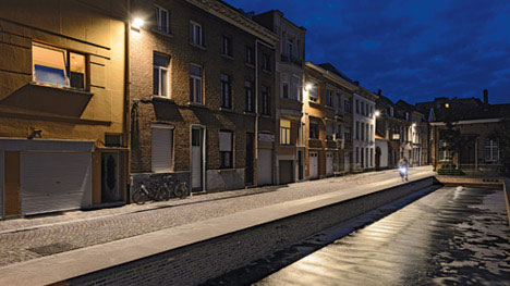 Strada lungo il canale illuminata con le soluzioni urbane di Philips