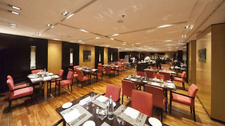 Il ristorante dell'hotel NH Eurobuilding è illuminato con la soluzione Philips MASTER LEDspot GU10
