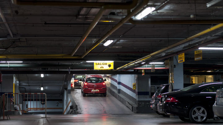  Una vettura esce dal parcheggio di NH Hoteles, illuminato con le soluzioni a LED a risparmio energetico di Philips 