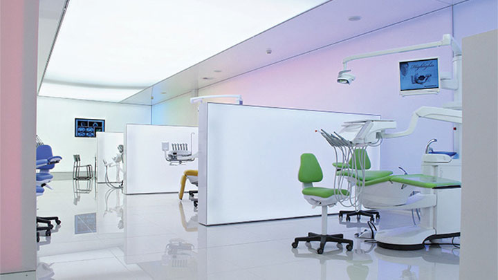 L'illuminazione per spazi espositivi di Philips, che utilizza superfici luminose, conferisce un aspetto moderno ed elegante a Planmeca