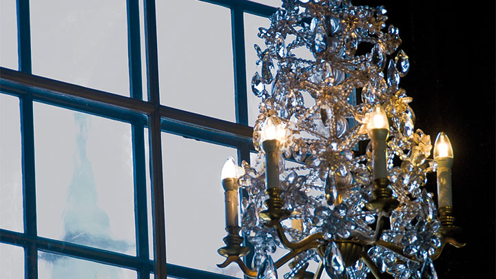  Un lampadario a bracci con lampade Novallure LED che crea una calda atmosfera nella Galleria del Principe, Svezia