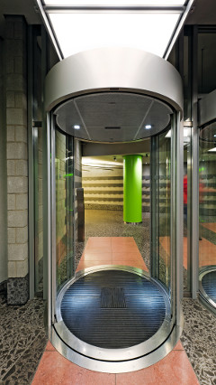  L'ingresso di Provinzial Rheinland Versicherung AG illuminato con una moderna soluzione di Philips 