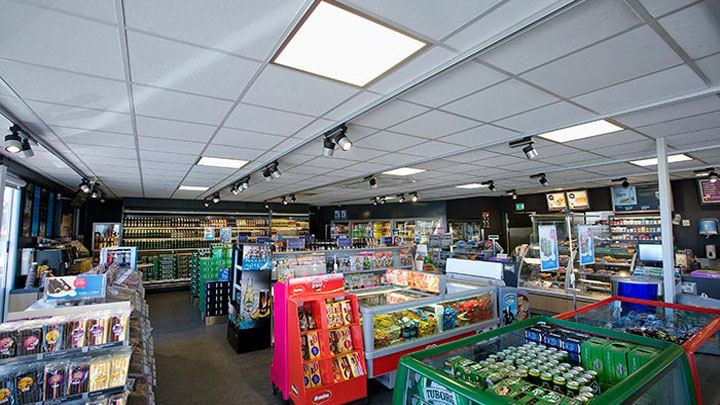 Soluzioni di illuminazione per stazioni di servizio di Philips installate sul soffitto del minimarket di Q8 Qvik to go