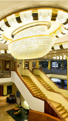 Sontuosa illuminazione a soffitto di Philips nel Radisson Blu Centrum a Varsavia, Polonia 