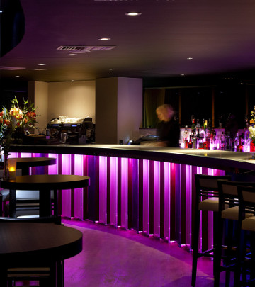 Il bar dell'Hotel Rafayel è illuminato con soluzioni a efficienza energetica per hotel di Philips