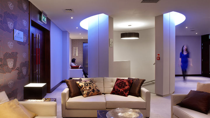 Le luci nella lounge dell'Hotel Rafayel creano un'esperienza esclusiva e memorabile per gli ospiti
