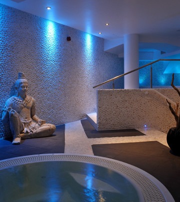 La piacevole illuminazione a efficienza energetica di Philips crea un effetto rilassante nella piscina dell'Hotel Rafayel