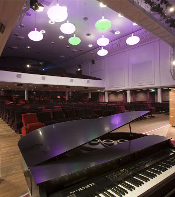 Il Regardz Meeting Center illuminato con le soluzioni a LED per teatri di Philips