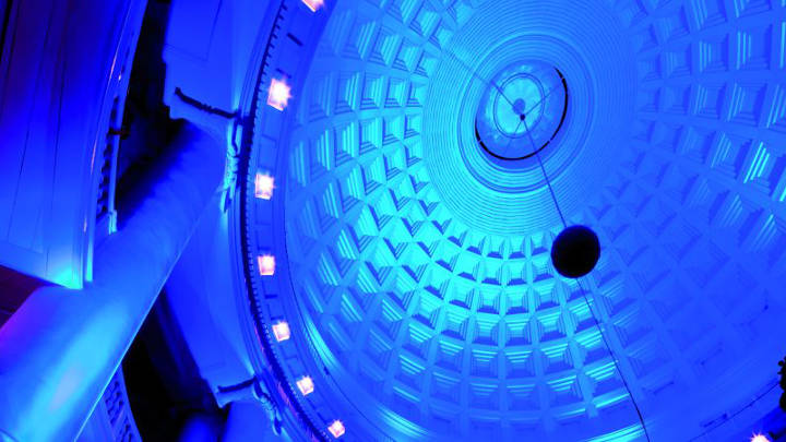 Il soffitto dell'Hotel Renaissance illuminato con una proiezione di luce blu utilizzando le soluzioni decorative di Philips