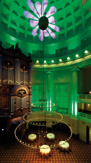 Luce verde emessa dalle soluzioni di illuminazione decorativa di Philips in questa sala dell'Hotel Renaissance