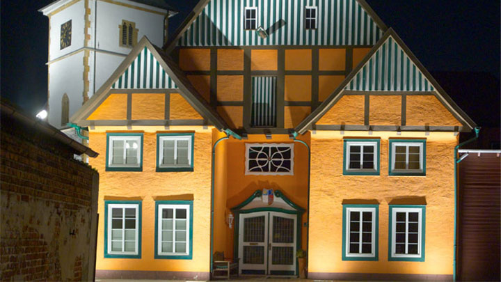 Facciata di un edificio nella città storica di Rietberg illuminata da Philips