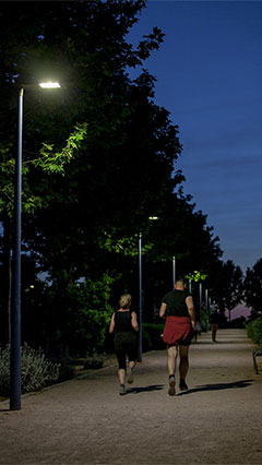 Persone che fanno jogging a Rivas, città illuminata da Philips Lighting