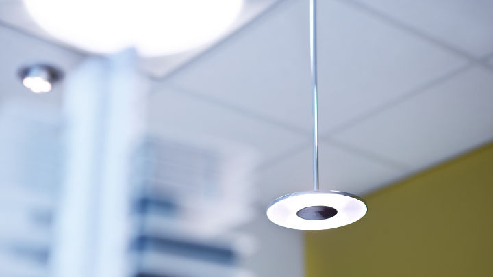 Soluzione di illuminazione a efficienza energetica DaySign Solo di Philips installata a sospensione dell'ufficio di Strijp-S