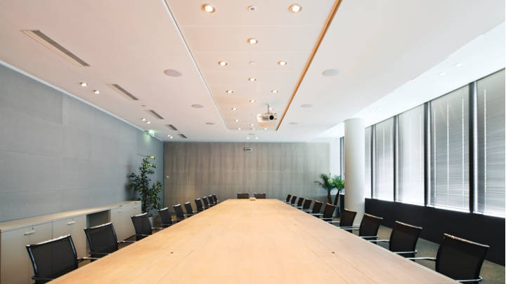 Sala riunioni in un ufficio della Tour Sequana illuminata con le soluzioni a risparmio energetico di Philips