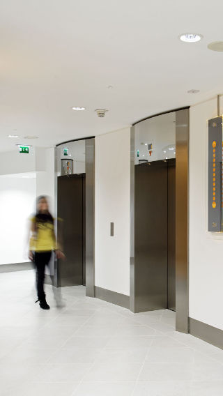 Corridoio e ascensori dell'edificio Tower 42 illuminati con le soluzioni per uffici di Philips