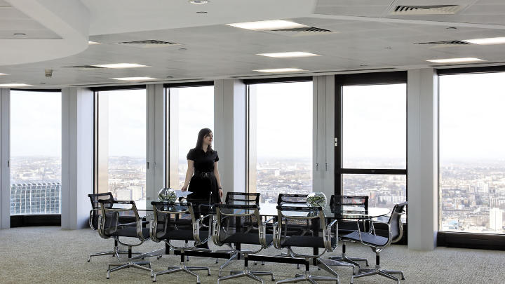 I sistemi di controllo dell'illuminazione per uffici di Philips portano luce extra e sostenibilità in questa sala riunioni della Tower 42