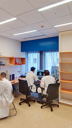 Persone al lavoro nell'ufficio del centro UMCG, illuminato con le soluzioni a risparmio energetico per ospedali di Philips