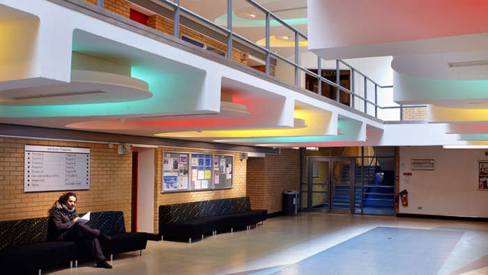 Philips Lighting contribuisce a portare un'illuminazione accattivante e a efficienza energetica nell'atrio dell'Università del Surrey