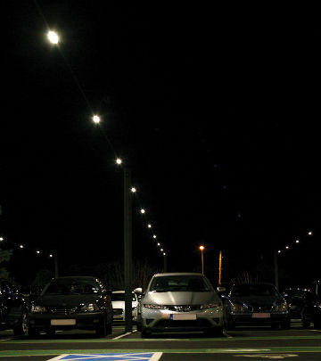 Il parcheggio rosso del Wembley Park di notte