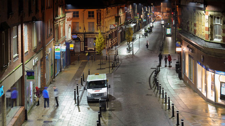 L'illuminazione urbana a LED a risparmio energetico di Philips crea un ambiente luminoso e sicuro nel centro città di Wigan