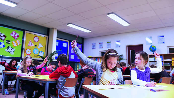 Studenti presso la Scuola elementare di Wintelre, dove l'illuminazione Philips ha creato una brillante atmosfera per l'apprendimento nelle aule